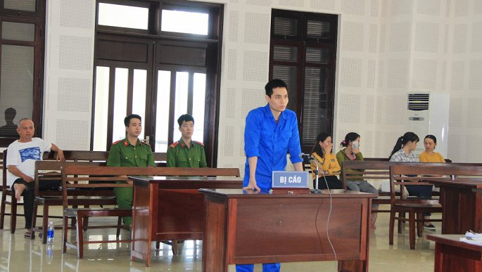 Cuu thieu uy cong an tat axit vo sap cuoi nhan an tu 8 nam-Hinh-2