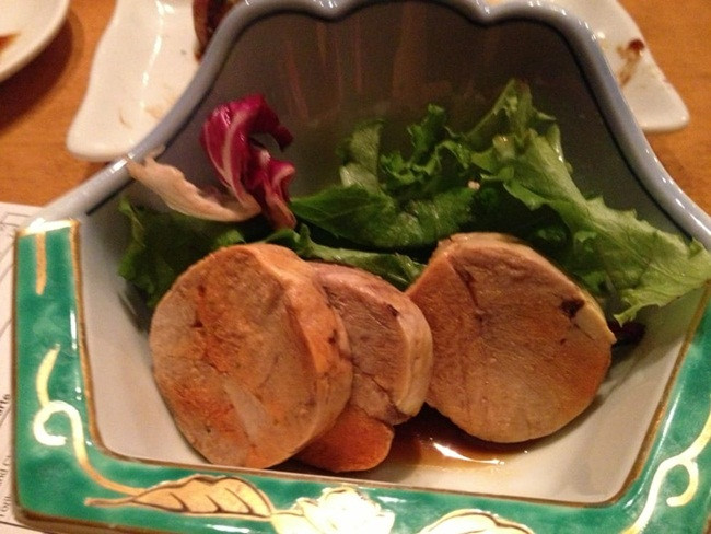 Gan được xát với muối, sau đó dùng rượu sake rửa sạch. Tĩnh mạch ở gan được lấy ra và gan được cuộn lại rồi hấp, sau đó thái lát để phục vụ khách.