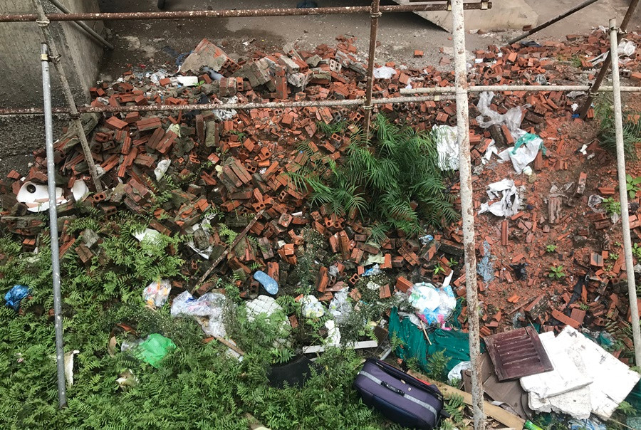 Đủ thứ rác thải, vật liệu xây dựng thì chất đống ngổn ngang bên trong dự án.