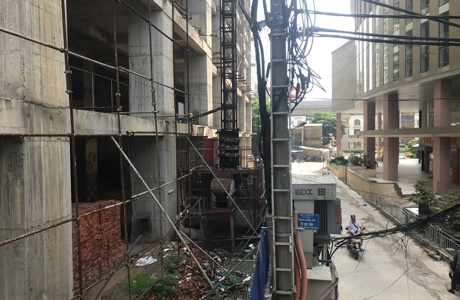 Hiện nhiều khách hàng đang vô cùng bức xúc, cho rằng chủ đầu tư là Công ty CP đầu tư xây dựng Ba Đình lừa đảo vì nhiều lần thất hứa không bàn giao nhà đúng tiến độ.