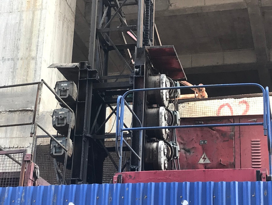 Máy móc phục vụ thi công dự án tại công trường nằm im bất động.