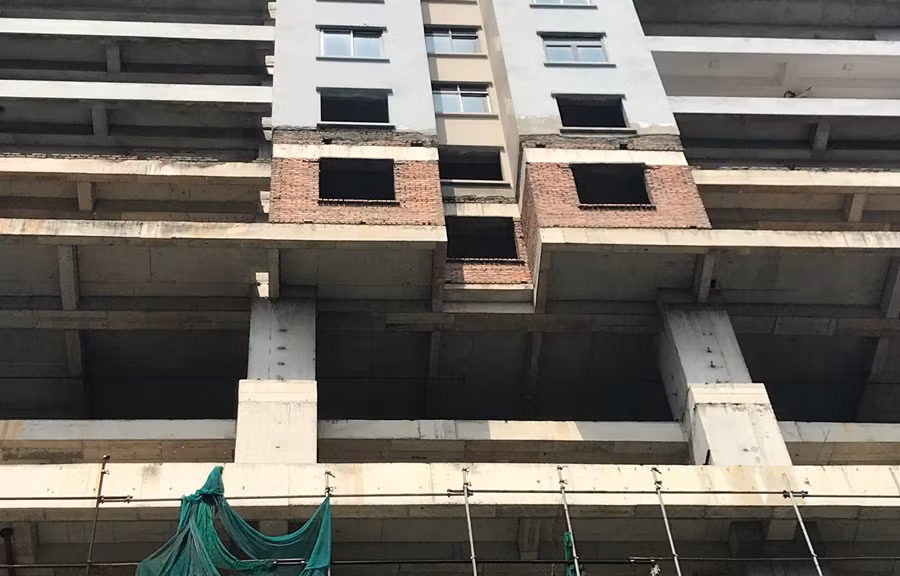 Dự án liên tục lỡ hẹn khách hàng hết lần này đến lần khác khiến họ vô cùng bức xúc. Theo các khách hàng mua nhà tại dự án này, hiện có hơn 200 khách hàng đóng tới 50% giá trị hợp đồng và khoảng 50 khách hàng đã đóng 30% giá trị căn hộ bằng hợp đồng góp vốn.