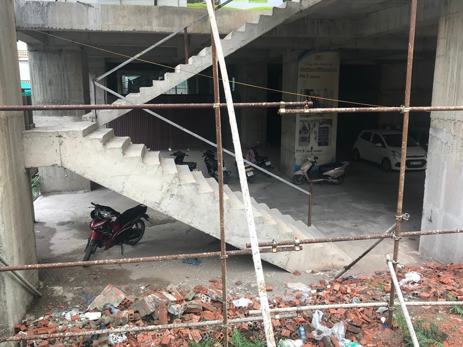 Điều ngạc nhiên là thời điểm PV ghi nhận sáng ngày 10/10/2019, vẫn có người đi xe máy di chuyển ra vào bên trong dự án, nhưng việc thi công vẫn không có động tĩnh. “Người ta vẫn ra vào bên trong công trường và có bảo vệ trông coi dự án, nhưng có biết vào làm gì đâu. Công trường này đã không thi công lâu rồi”, một người dân sinh sống gần khu vực cho hay.