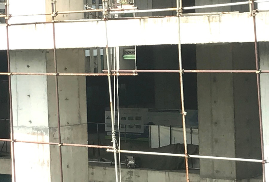 Tại dự án này mới chỉ xây dựng xong phần thô, chưa lắp hệ thống điện nước, PCCC, các tầng thương mại mới chỉ có bộ khung dầm.