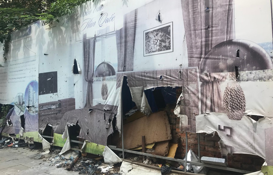 Thông tin quảng cáo về dự án bị rách nát, cũ kỹ không được tháo bỏ, thay thế.