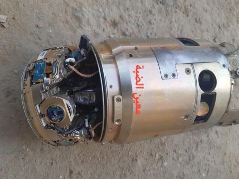 Nhận định nói trên được đưa ra sau khi hình ảnh 3 quả tên lửa Tamir còn khá nguyên vẹn thuộc hệ thống đánh chặn Iron Dome của Israel rơi xuống Gaza và được nhóm vũ trang tại đây (chưa rõ nhóm nào) thu được. Ảnh: Phần còn lại khá nguyên vẹn của tên lửa Tamir rơi xuống Gaza.