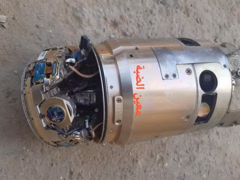 Nhận định nói trên được đưa ra sau khi hình ảnh 3 quả tên lửa Tamir còn khá nguyên vẹn thuộc hệ thống đánh chặn Iron Dome của Israel rơi xuống Gaza và được nhóm vũ trang tại đây (chưa rõ nhóm nào) thu được. Ảnh: Phần còn lại khá nguyên vẹn của tên lửa Tamir rơi xuống Gaza.