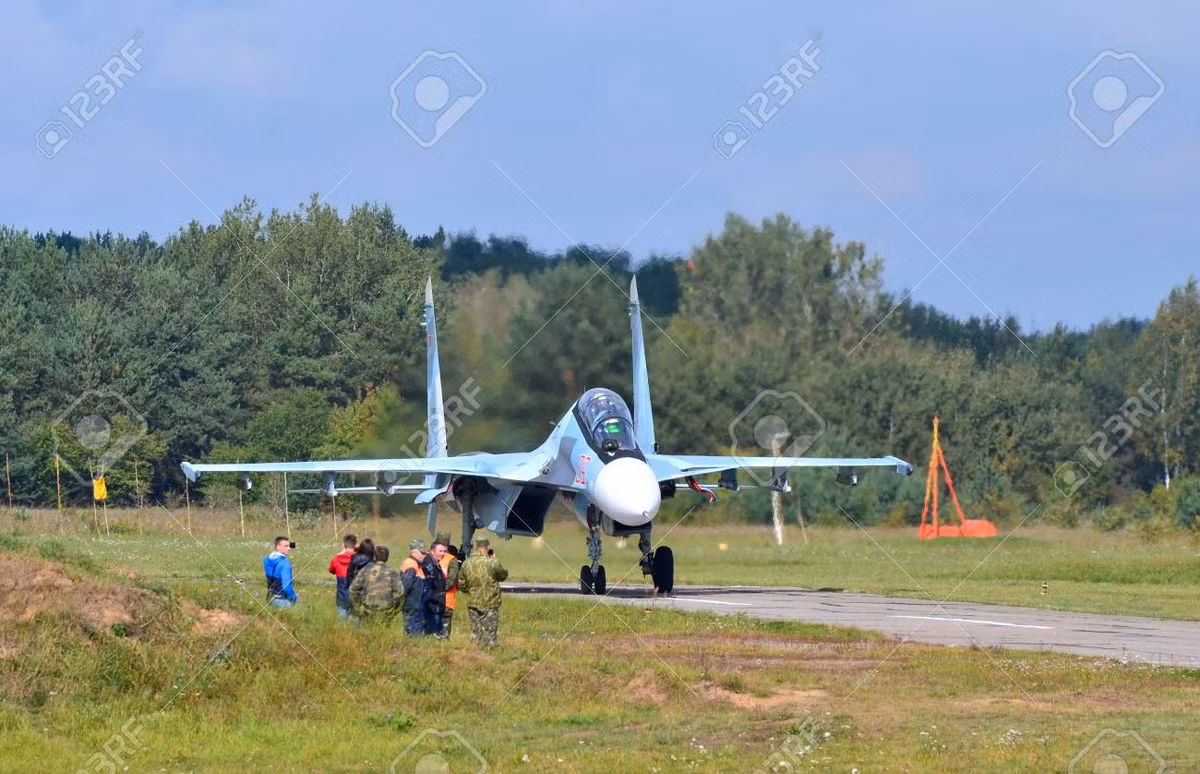Theo ông Lukashenko, Belarus đã mua các chiến đấu cơ đa năng Su-30SM bằng tiền của riêng mình chứ không phải họ đề nghị được Nga viện trợ không hoàn lại.
