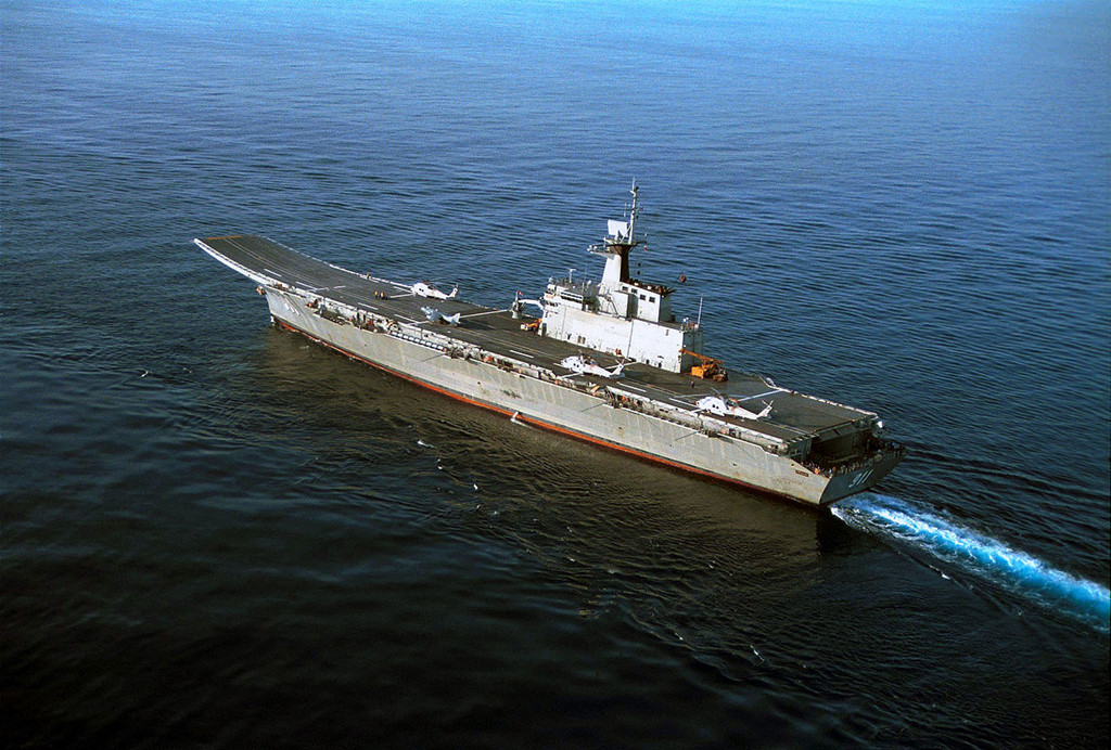 Chakri Naruebet chưa từng hoạt động với vai trò tàu sân bay đúng nghĩa. Vai trò của nó bị hạn chế do vấn đề ngân sách Thái Lan không đủ để vận hành tàu sân bay đúng chức năng của nó. Ảnh: Hải quân Mỹ.