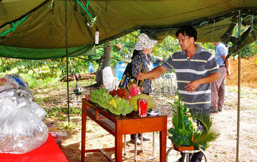 Cán bộ tham gia quy tập hài cốt liệt sĩ và người dân địa phương đến thắp nhang cho các liệt sĩ vừa được quy tập. Ảnh: Đăng Tùng/Đồng Nai