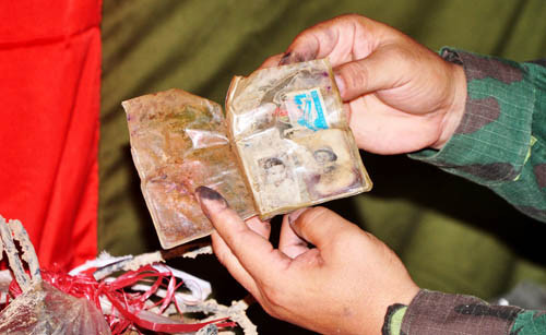 Hình ảnh và tem lưu niệm của các liệt sĩ còn nguyên sau hàng chục năm nằm dưới lòng đất. Ảnh: Đăng Tùng/Đồng Nai.