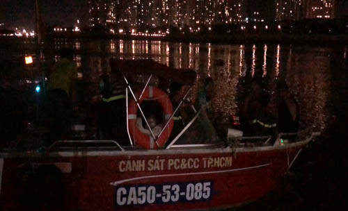 Cảnh sát trắng đêm lặn dưới lòng sông Sài Gòn để tìm kiếm nạn nhân.