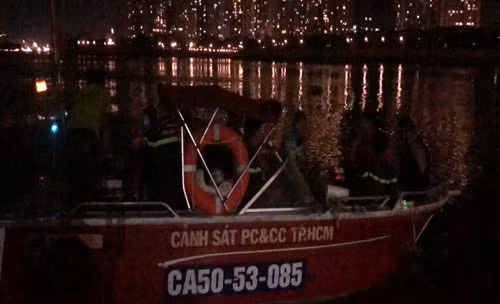 Cảnh sát trắng đêm lặn dưới lòng sông Sài Gòn để tìm kiếm nạn nhân.