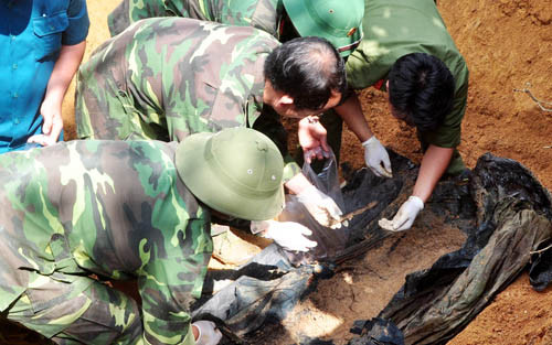 Hài cốt và di vật liệt sĩ được đưa cẩn thận vào các túi nilong. Ảnh: Đăng Tùng/Đồng Nai.