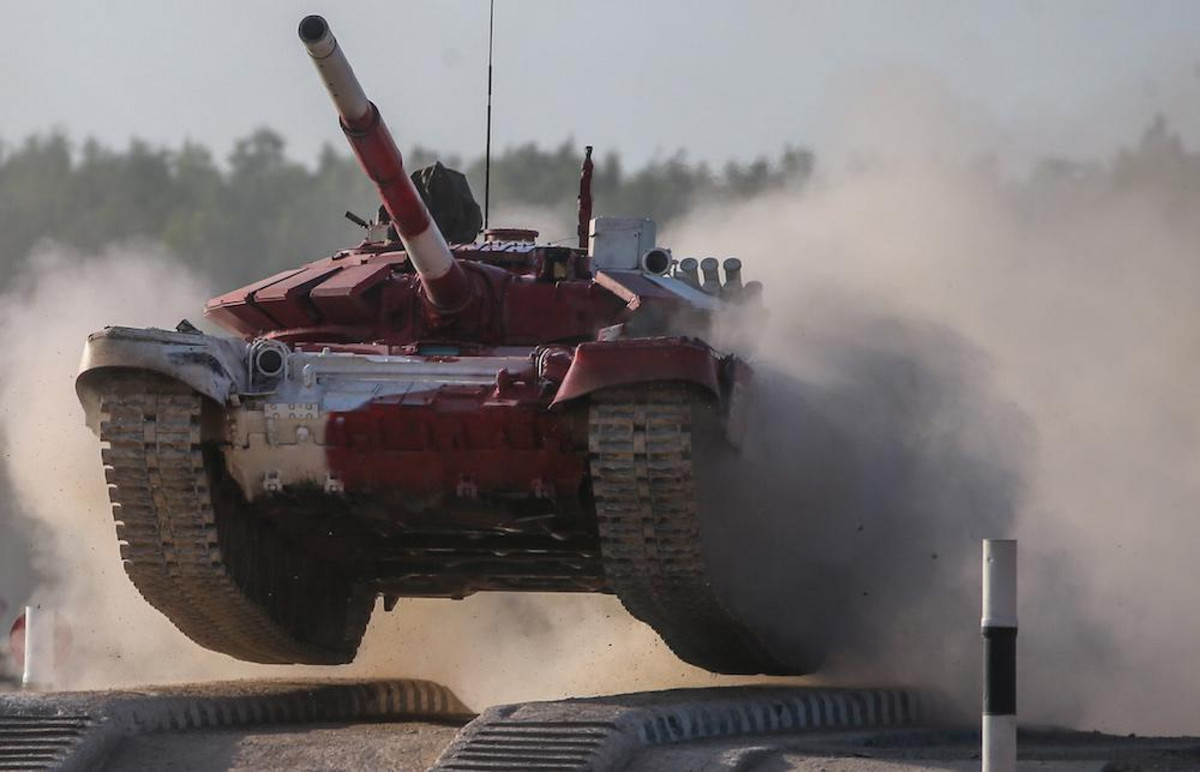 Ở giải đấu Tank Biathlon 2018, một chiếc T-72B3 do kíp lái người Kazakhstan điều khiển mặc dù không gặp phải sự cố nghiêm trọng như trên nhưng nó lại bị bung cả tháp pháo chỉ sau một pha tiếp đất không được nhẹ nhàng cho lắm. Nguồn ảnh: Sputnik