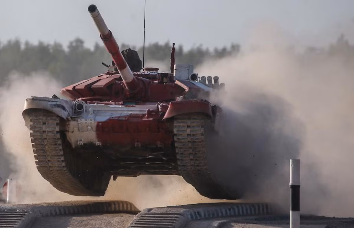 Ở giải đấu Tank Biathlon 2018, một chiếc T-72B3 do kíp lái người Kazakhstan điều khiển mặc dù không gặp phải sự cố nghiêm trọng như trên nhưng nó lại bị bung cả tháp pháo chỉ sau một pha tiếp đất không được nhẹ nhàng cho lắm. Nguồn ảnh: Sputnik
