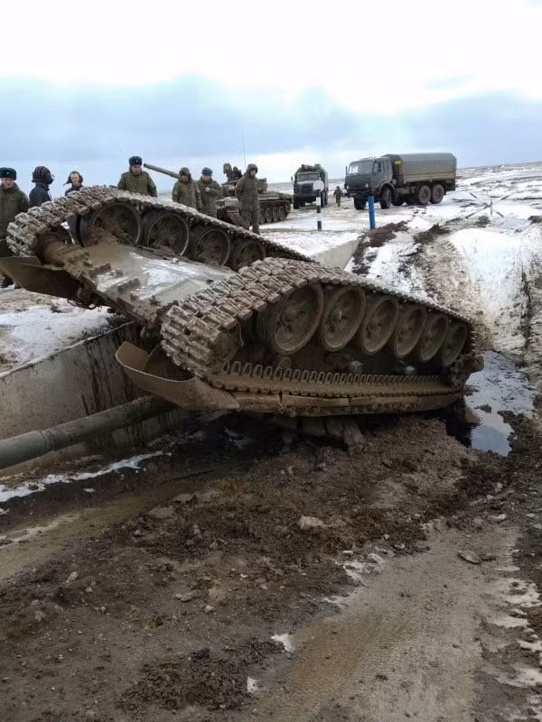 Theo đó thay vì phải giảm tốc độ để vượt qua đoạn hào cuối cùng trước khi tiến về đích, thì có vẻ như kíp lái T-72B3 đã quyết định chạy thẳng và chính bức tường của đoạn hào trên khiến chiếc xe tăng bị lật úp. Nguồn ảnh: defence-blog.