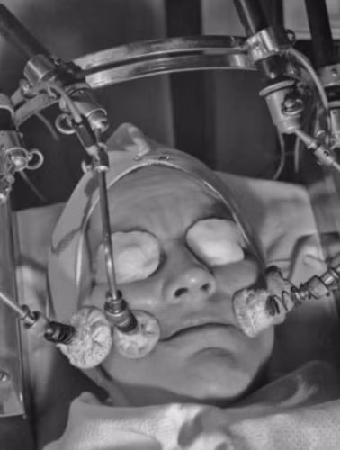 Một chiếc máy mát-xa mặt của những năm 1950.