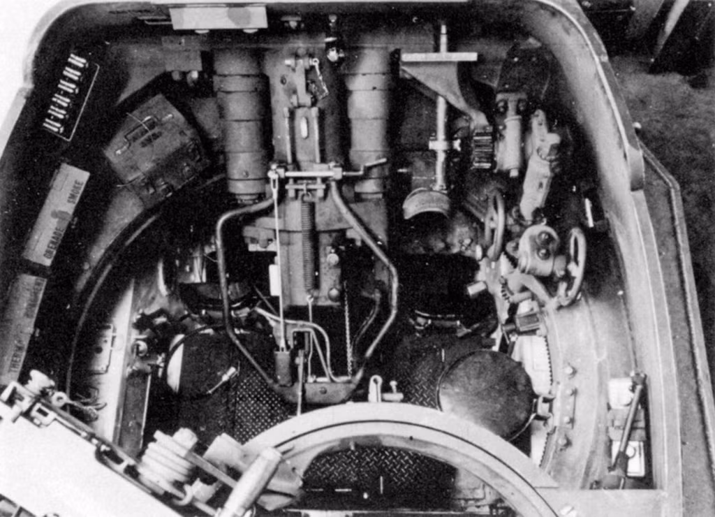 Tuy nhiên khả năng cơ động của M8 lại mang đến cho nó một nhược điểm đó là giáp bảo vệ của mẫu pháo này quá mỏng. Theo đó để có được trọng lượng hơn 15 tấn, người ta chỉ trang bị cho M8 lớp giáp dày chưa tới 10mm ở xung quanh tháp pháo, còn phần thân tối đa cũng 44mm. Với lớp giáp này M8 dễ dàng trở thành mồi ngon cho các loại vũ khí chống tăng cùng thời hay thậm chí là đạn pháo của đối phương. Nguồn ảnh: tanks-encyclopedia.