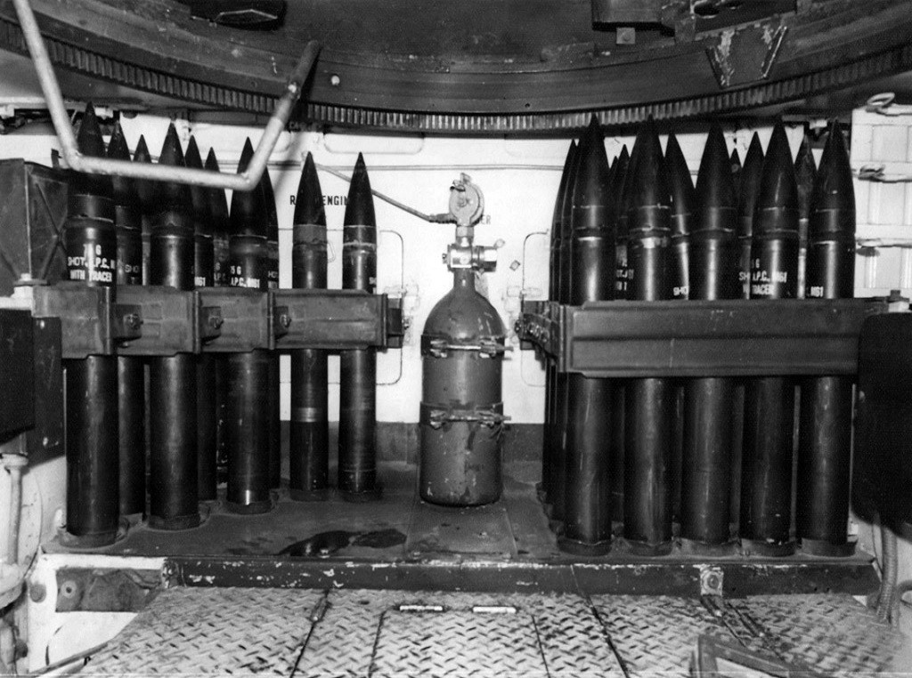 Do có kích thước quá nhỏ, nên mọi biện pháp phòng vệ trên M8 đều bị cắt bỏ trong đó có cả lớp giáp bảo vệ khoang chứa đạn trên xe. Trong ảnh có thể thấy khoang đạn của M8 khá sơ sài và nó có thể mang theo tối đa 46 đạn pháo 75mm. Nguồn ảnh: tanks-encyclopedia.