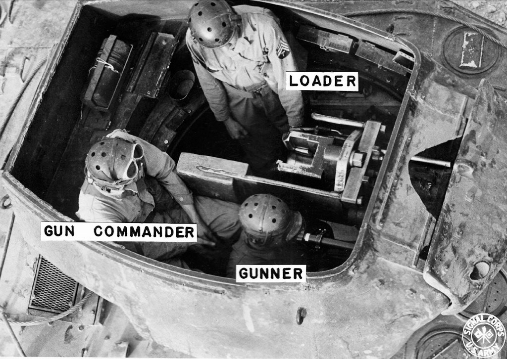 So với các mẫu pháo tự hành cùng cỡ nòng, M8 được đánh giá nhỏ gọn và dễ triển khai hơn, nhưng để vận hành cỗ máy này lại cần tới 4 người gồm xạ thủ, nạp đạn, lái xe và chỉ huy kiêm xạ thủ súng máy. Điều này khiến không gian bên trong xe khá chật hẹp và thiếu tiện nghi. Nguồn ảnh: tanks-encyclopedia.