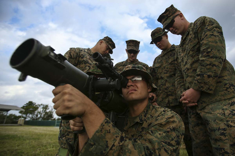 Sử dụng cỡ đạn 84x246mm, mỗi viên đạn của súng chống tăng Carl-Gustaf M4 có trọng lượng từ 3,1 tới 4kg tuỳ từng loại đầu đạn. Sơ tốc đầu nòng của M4 cũng thay đổi tuỳ từng loại đạn mà nó sử dụng, từ 230 tới 255 mét/giây. Nguồn ảnh: Military. Nguồn ảnh: dvidshub.net.