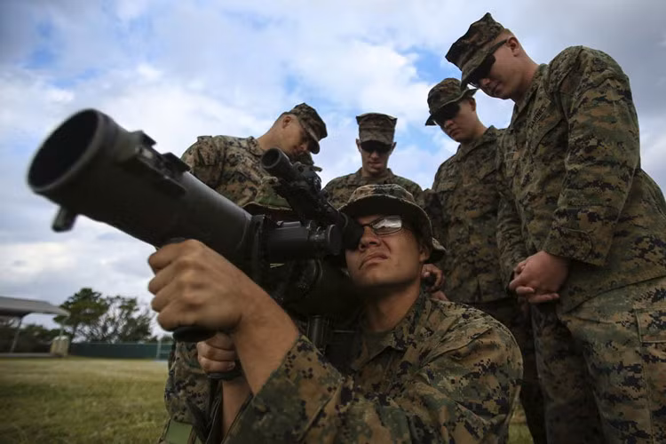 Sử dụng cỡ đạn 84x246mm, mỗi viên đạn của súng chống tăng Carl-Gustaf M4 có trọng lượng từ 3,1 tới 4kg tuỳ từng loại đầu đạn. Sơ tốc đầu nòng của M4 cũng thay đổi tuỳ từng loại đạn mà nó sử dụng, từ 230 tới 255 mét/giây. Nguồn ảnh: Military. Nguồn ảnh: dvidshub.net.