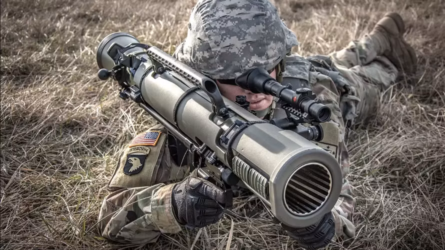 Trong năm 2018, Lầu Năm Góc và hãng Saab của Thụy Điển cũng đã ký kết hợp đồng cung cấp số lượng lớn súng chống tăng Carl-Gustaf M4 cho Quân đội Mỹ để thay thế khẩu rocket chống tăng M72 LAW có từ thời Chiến tranh Việt Nam. Nguồn ảnh: The Drive.