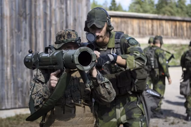 Cùng với hợp đồng mua Carl-Gustaf M4, Mỹ và Thụy điển còn ký thỏa thuận hợp tác cùng sản xuất vũ khí này. Tại Mỹ, khẩu Carl-Gustaf M4 được đánh giá rất cao và được biết đến với tên gọi là M3E1, hay vũ khí cá nhân đa nhiệm mới. Carl-Gustaf M4 hay M3E1 đều đang được thử nghiệm trong Quân đội Mỹ dưới nhiều cấp độ khác nhau và xuất hiện trên mọi điểm nóng trên thế giới. Nguồn ảnh: dvidshub.net.