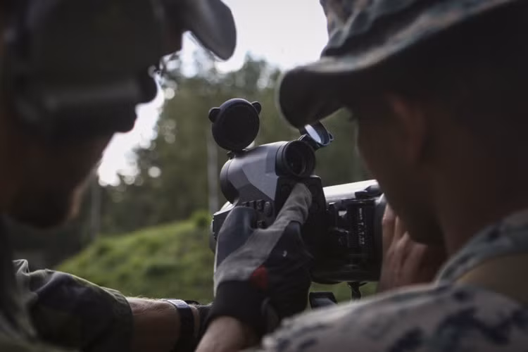 Carl-Gustaf M4 có thiết kế khá nhỏ hơn và nặng khoảng 6,7kg, điều này giúp người lính cơ động hơn trên chiến trường. Tuy nhiên, nếu trang bị thêm FCS13-RE trọng lượng của súng sẽ tăng lên đáng kể nhưng bù lại nó sẽ cho xạ thủ khả năng tấn công chính xác các mục tiêu tầm xa. Nguồn ảnh: dvidshub.net.