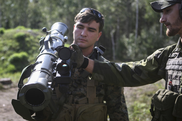 Khi quân đội Mỹ được trang bị chính thức, khẩu Carl-Gustaf sẽ thay thế súng chống tăng M72 LAW do Mỹ sản xuất hoạt động từ thời chiến tranh tại Việt Nam vốn không được đánh giá cao. Trong quá khứ cũng tại chiến trường Việt Nam M72 là "bại tướng" dưới tay súng chống tăng thành công nhất mọi thời đại RPG-72 hay còn được gọi với cái tên súng chống tăng B-41 ở Việt Nam. Nguồn ảnh: dvidshub.net.