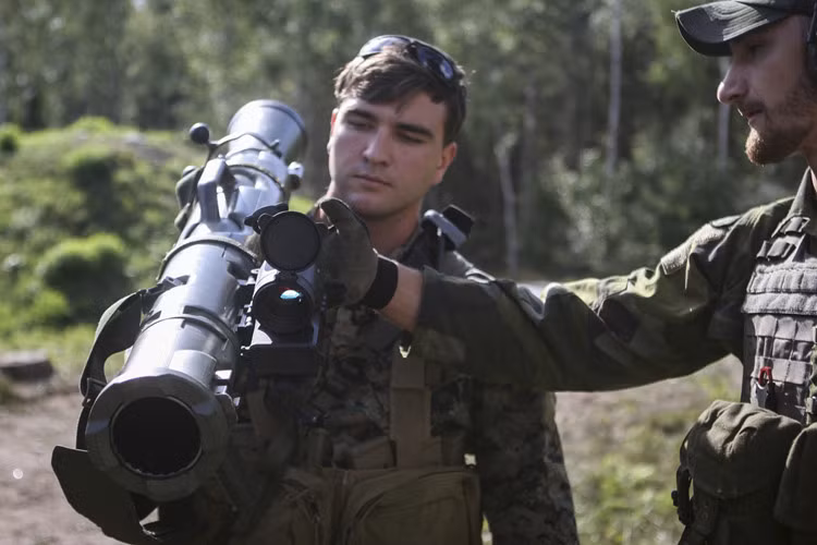 Khi quân đội Mỹ được trang bị chính thức, khẩu Carl-Gustaf sẽ thay thế súng chống tăng M72 LAW do Mỹ sản xuất hoạt động từ thời chiến tranh tại Việt Nam vốn không được đánh giá cao. Trong quá khứ cũng tại chiến trường Việt Nam M72 là "bại tướng" dưới tay súng chống tăng thành công nhất mọi thời đại RPG-72 hay còn được gọi với cái tên súng chống tăng B-41 ở Việt Nam. Nguồn ảnh: dvidshub.net.