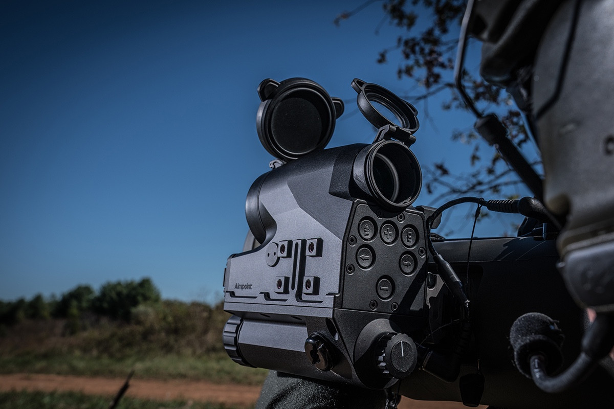 Dựa trên quảng cáo của Aimpoint, FCS13-RE được mô tả như “mắt thần” cho các loại súng bộ binh hạng nặng và có thể được tích hợp trên nhiều loại vũ khí khác nhau. Theo đó FCS13-RE vừa là kính ngắm quang học vừa là thiết bị điều khiển hỏa lực cầm tay. Nguồn ảnh: Aimpoint.