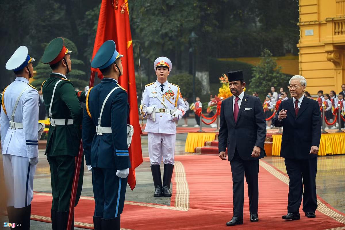 Tổng Bí thư, Chủ tịch nước Nguyễn Phú Trọng và Quốc vương Brunei Hassanal Bolkiah duyệt đội danh dự Quân đội nhân dân Việt Nam tại lễ đón ở Phủ chủ tịch sáng 27/3.