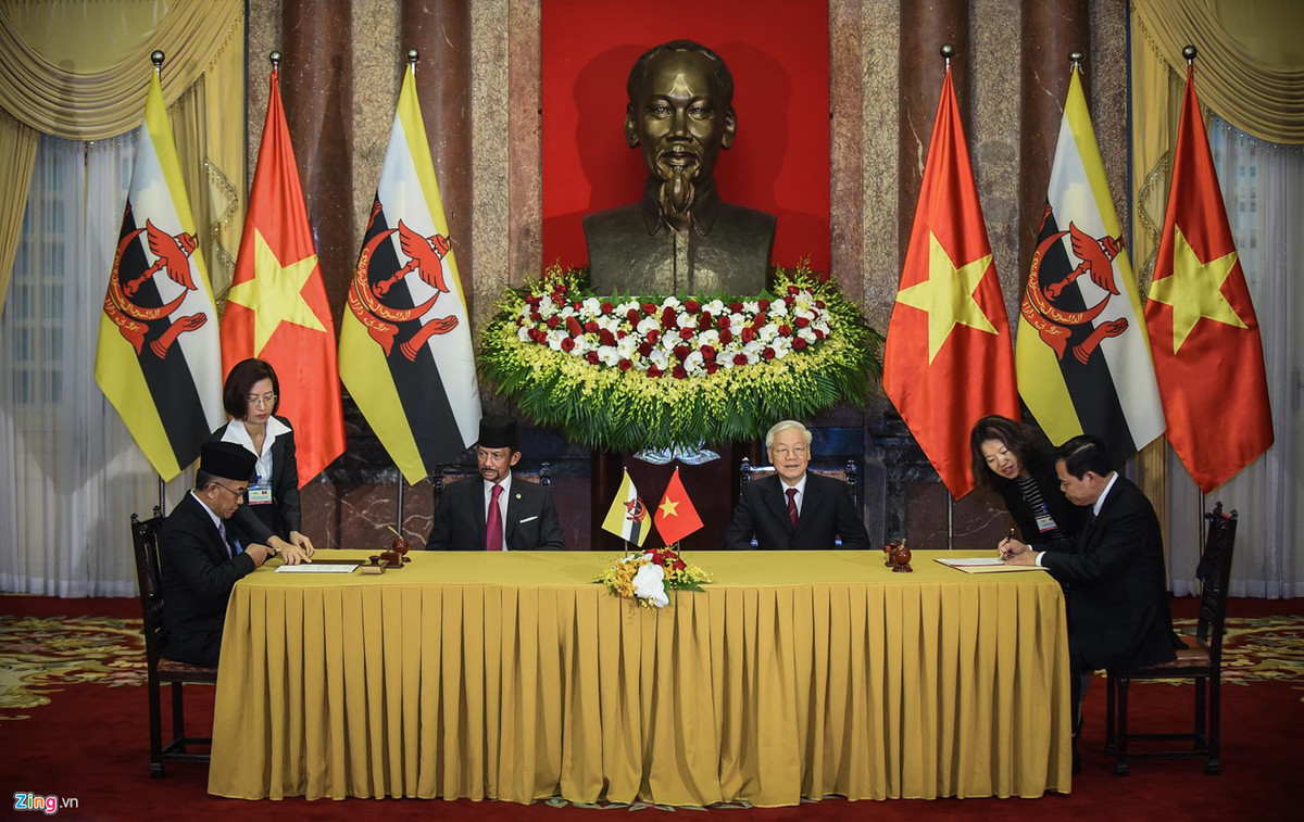 Sau hội đàm, Tổng bí thư, Chủ tịch nước Nguyễn Phú Trọng cùng Quốc vương Brunei Hassanal Bolkiah đã chứng kiến lễ ký kết biên bản hợp tác giữa các bộ ngành hai nước.