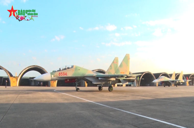 Mỗi chiếc tiêm kích Su-30MK2 của Việt Nam được trang bị 12 giá treo vũ khí có khả năng mang theo tối đa 8 tấn tên lửa và bom khác nhau. Ngoài ra máy bay còn được vũ trang với pháo tự động 30mm GSH-30-1 cùng 150 viên đạn, có tốc độ bắn lên đến 1.800 phát/phút. Nguồn ảnh: Quân đội Nhân dân.