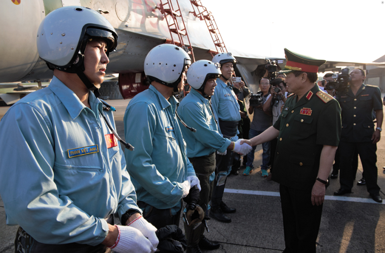 Đại tướng Ngô Xuân Lịch gặp gỡ các phi công Su-30MK2 thuộc Trung đoàn 935 Nguồn ảnh: Quân khu 7.