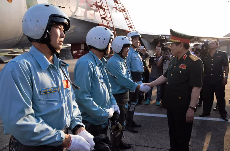 Đại tướng Ngô Xuân Lịch gặp gỡ các phi công Su-30MK2 thuộc Trung đoàn 935 Nguồn ảnh: Quân khu 7.