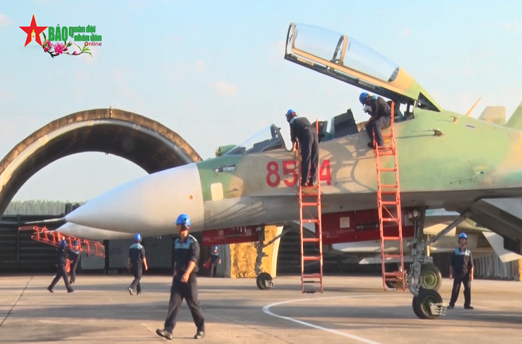 Là chiến đấu cơ hiện đại nhất của Không quân Nhân dân Việt Nam, Su-30MK2 không chỉ sở hữu năng lực chiến đấu tuyệt vời trên không mà chúng còn được Không quân ta vũ trang với các loại vũ khí mạnh mẽ nhất. Nguồn ảnh: Phòng không-Không quân