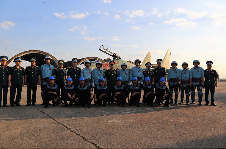 Đại tướng Ngô Xuân Lịch kiểm tra và động viên cán bộ, phi công, nhân viên Trung đoàn 935, Sư đoàn 370. Nguồn ảnh: Quân khu 7.