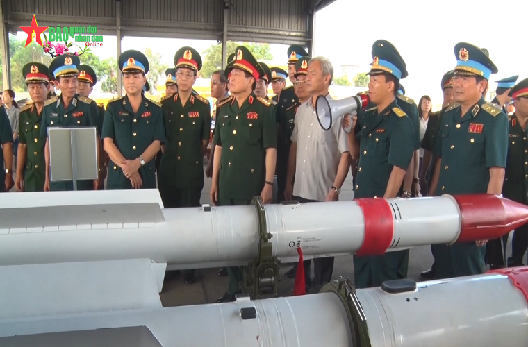 Sau tên lửa R-73, là các tên lửa không đối không tầm trung R-77 hiện đại nhất của Không quân ta. Mẫu tên lửa này có tầm bắn lên đến 90km hoặc 175 km (R-77M1); với vận tốc bay lên Mach 4, R-77 được trang bị đầu dẫn đường quán tính kết hợp radar chủ động; cùng đầu nổ 30kg HE. Nguồn ảnh: Quân đội Nhân dân.