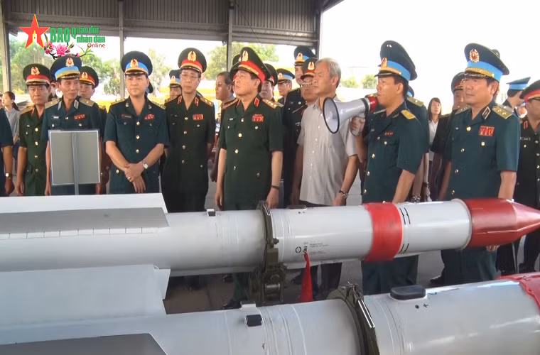 Sau tên lửa R-73, là các tên lửa không đối không tầm trung R-77 hiện đại nhất của Không quân ta. Mẫu tên lửa này có tầm bắn lên đến 90km hoặc 175 km (R-77M1); với vận tốc bay lên Mach 4, R-77 được trang bị đầu dẫn đường quán tính kết hợp radar chủ động; cùng đầu nổ 30kg HE. Nguồn ảnh: Quân đội Nhân dân.