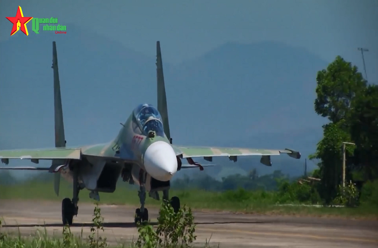 Ở thời điểm hiện tại, Không quân Nhân dân Việt Nam đang có trong biên chế tổng cộng 35 chiếc Su-30MK2 (4 chiếc đầu tiên nhận năm 2004, 8 chiếc tiếp theo trong giai đoạn 2010 - 2011 và 12 chiếc sơn ngụy trang xanh lá tiếp nhận trong năm 2010 thuộc đợt thứ ba). Nguồn ảnh: Quân đội Nhân dân.