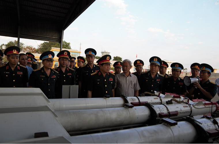 Đại diện Sư đoàn 370 giới thiệu Đại tướng Ngô Xuân Lịch các loại tên lửa không đối không được trang bị trên tiêm kích Su-30MK2, trong ảnh là R-73 - tên lửa không đối không tầm ngắn hiện đại nhất của Không quân Việt Nam. Hiện tại R-73 được sử dụng chủ yếu trên các dòng chiến đấu cơ Su-27 và Su-30 của Không quân ta. Nguồn ảnh: Quân khu 7.