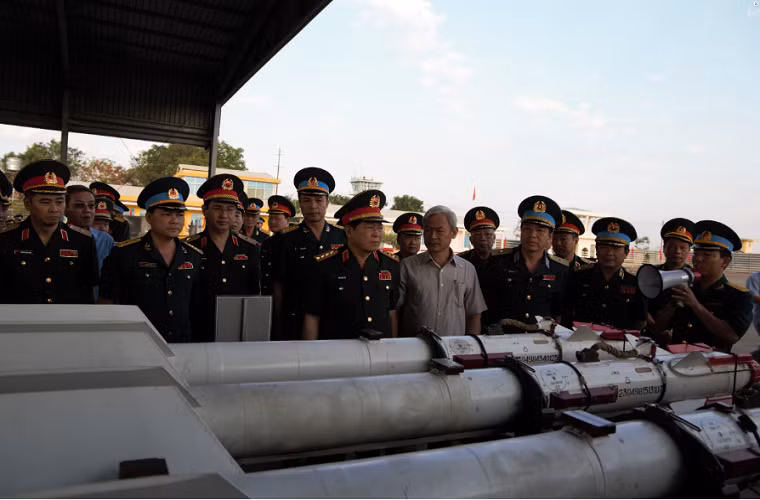 Đại diện Sư đoàn 370 giới thiệu Đại tướng Ngô Xuân Lịch các loại tên lửa không đối không được trang bị trên tiêm kích Su-30MK2, trong ảnh là R-73 - tên lửa không đối không tầm ngắn hiện đại nhất của Không quân Việt Nam. Hiện tại R-73 được sử dụng chủ yếu trên các dòng chiến đấu cơ Su-27 và Su-30 của Không quân ta. Nguồn ảnh: Quân khu 7.