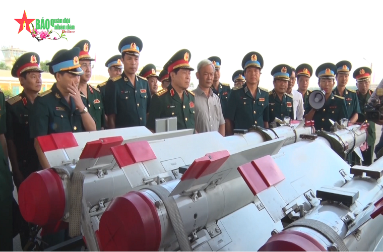 Tầm bắn tối đa của R-73 vào khoảng 30-40 km với phiên bản mới nhất, trong khi đó tầm bắn tối thiểu là 300m giúp loại tên lửa này cực kỳ hữu dụng trong các trận không chiến quần vòng (dogfight). R-73 được trang bị đầu đạn nặng 8kg với ngòi nổ chủ động kích hoạt bằng radar hoặc laser và ngòi nổ chạm đích. Nguồn ảnh: Quân đội Nhân dân.