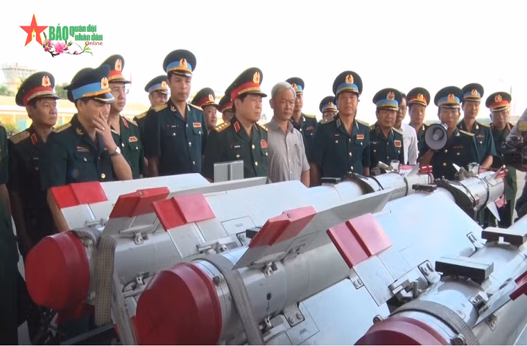 Tầm bắn tối đa của R-73 vào khoảng 30-40 km với phiên bản mới nhất, trong khi đó tầm bắn tối thiểu là 300m giúp loại tên lửa này cực kỳ hữu dụng trong các trận không chiến quần vòng (dogfight). R-73 được trang bị đầu đạn nặng 8kg với ngòi nổ chủ động kích hoạt bằng radar hoặc laser và ngòi nổ chạm đích. Nguồn ảnh: Quân đội Nhân dân.