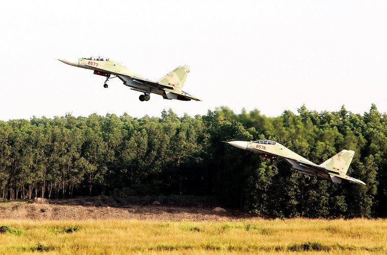 Ngoài việc trở thành quốc gia có phi đội tiêm kích hạng nặng đông đảo nhất khu vực Đông Nam Á với 47 chiếc Flanker (bao gồm 11 Su-27SK/UBK cùng với 35 Su-30MK2), Việt Nam còn chính thức trở thành nước đang vận hành nhiều Su-30MK2 nhất thế giới. Nguồn ảnh: Thanh Niên.