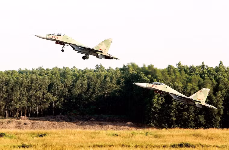 Ngoài việc trở thành quốc gia có phi đội tiêm kích hạng nặng đông đảo nhất khu vực Đông Nam Á với 47 chiếc Flanker (bao gồm 11 Su-27SK/UBK cùng với 35 Su-30MK2), Việt Nam còn chính thức trở thành nước đang vận hành nhiều Su-30MK2 nhất thế giới. Nguồn ảnh: Thanh Niên.