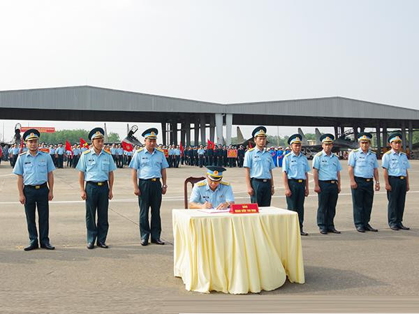 Ký giao ước thi đua thực hiện phong trào “Luyện giỏi - Rèn nghiêm - Ra quân quyết thắng” tại Trung đoàn 935, Sư đoàn 370. (Ảnh: CÔNG GIANG)